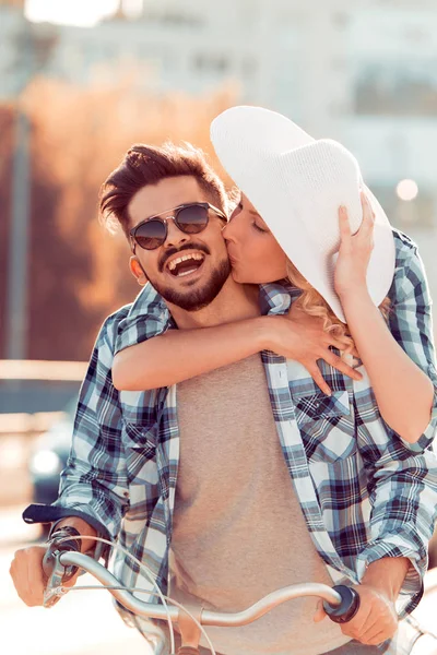 Pareja montar en bicicleta y divertirse — Foto de Stock