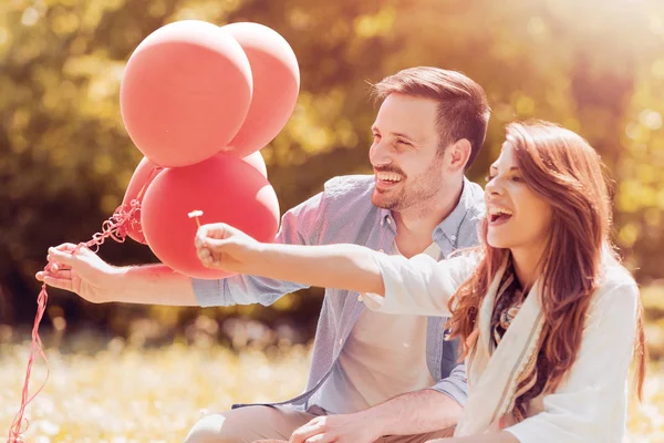 Paar mit Luftballons in der Natur — Stockfoto