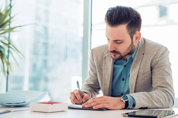 Jeune homme d'affaires analysant les données au bureau — Photo