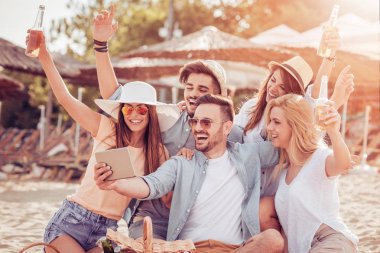 Bira içen arkadaşlar