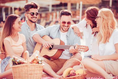 Gençler eğleniyor.