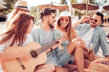 Sahilde gitar çalmak arkadaşlar