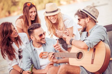 Gençler eğleniyor.