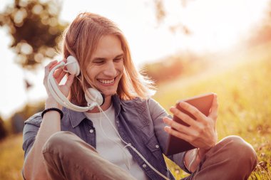 Park müzik dinleme genç adam