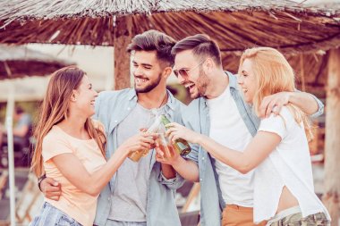 Bira içen arkadaşlar