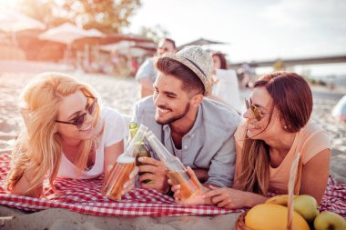 plajda eğlenmek arkadaşlar