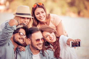 plajda eğlenmek arkadaşlar