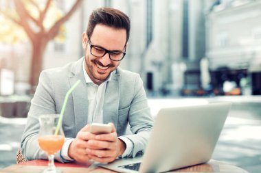 İşadamı tarama Internet Cafe