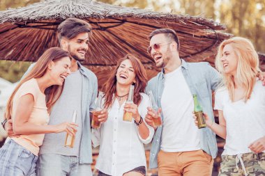 Bira içen arkadaşlar