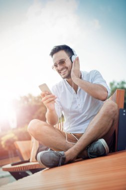 yakışıklı delikanlı müzik keyfi