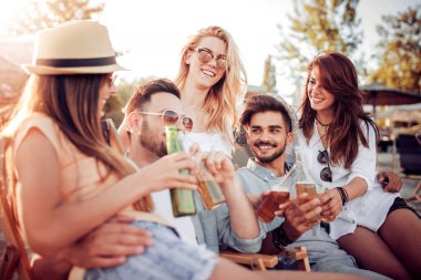 plajda eğlenmek arkadaşlar