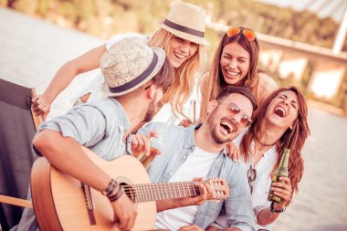 Gençler eğleniyor.