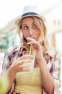 kafede oturan genç kız