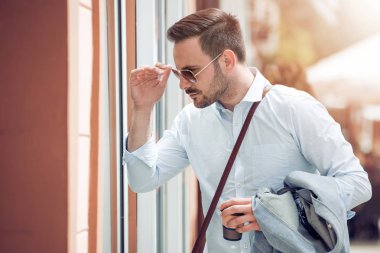 işadamı içme kahve açık havada