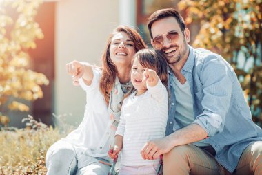 mutlu bir aile eğleniyor