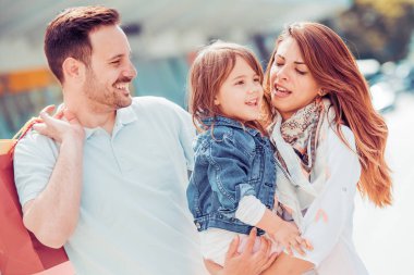 Küçük kızı olan mutlu bir aile.