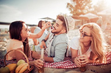 arkadaşlar yaz tatilinin tadını çıkarıyor