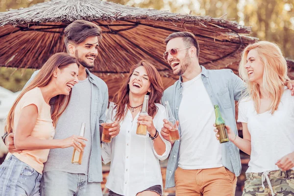 Bira içen arkadaşlar