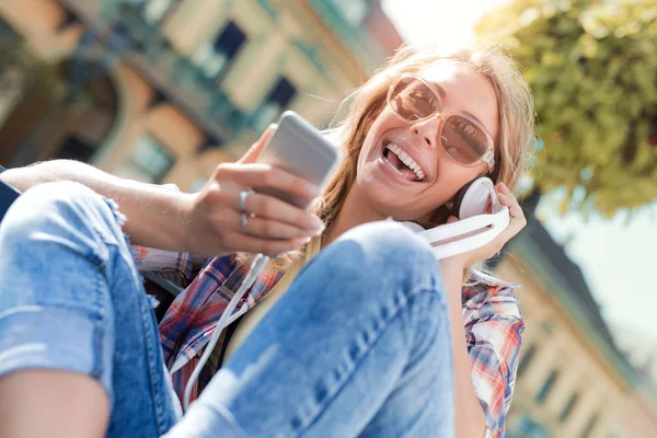 Jovem mulher usando smartphone — Fotografia de Stock