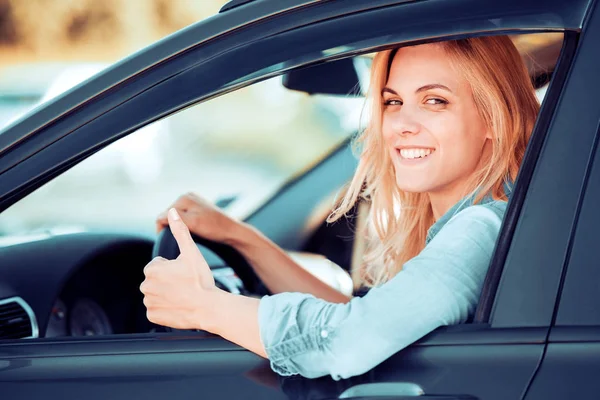 Frau sitzt in ihrem neuen Auto — Stockfoto