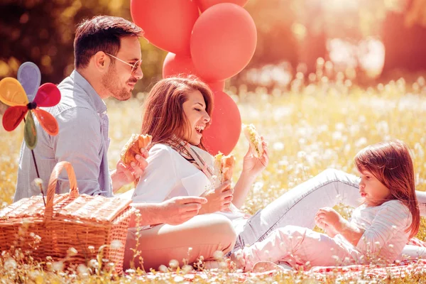 Familia feliz divirtiéndose al aire libre — Foto de Stock