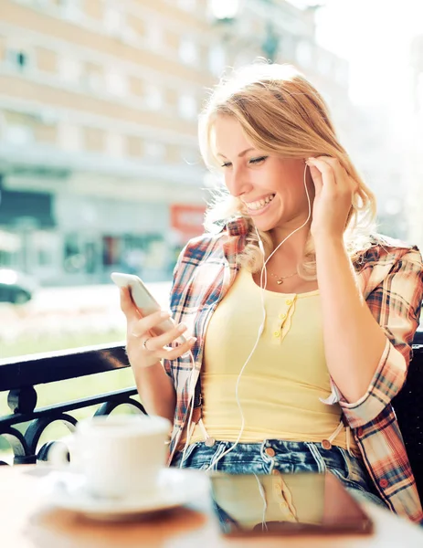 Mujer joven usando smartphone —  Fotos de Stock