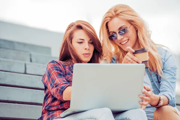 Deux jeunes filles avec ordinateur portable — Photo