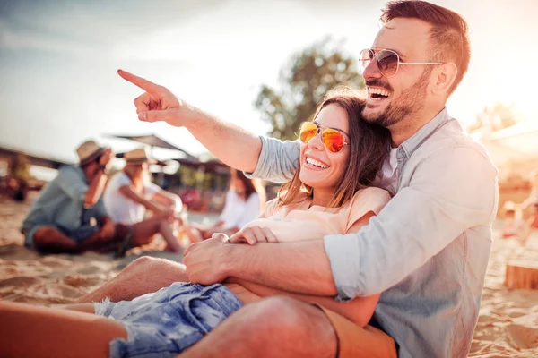 Pareja joven romántica en la playa — Foto de Stock