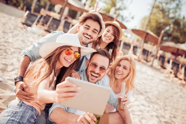 Amigos felices divirtiéndose en la playa — Foto de Stock