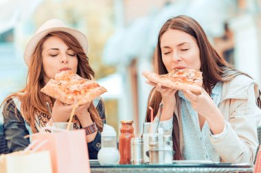 Pizza yeme genç kızlar