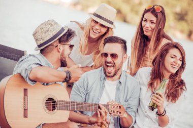 Bir grup insan sahilde eğleniyor.