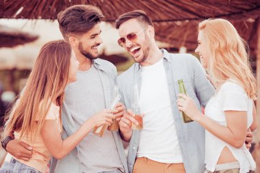 Bir grup insan sahilde eğleniyor.