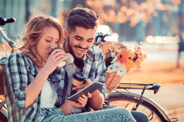 Genç çift selfie çekiyor.