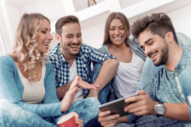 Bir grup arkadaş evde eğleniyor.