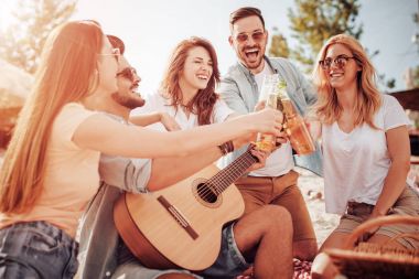 Bir grup insan sahilde eğleniyor.