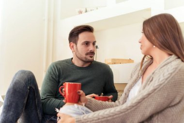 Evde kahve ile rahatlatıcı Çift