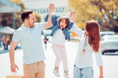 Mutlu genç aile şehir içinde