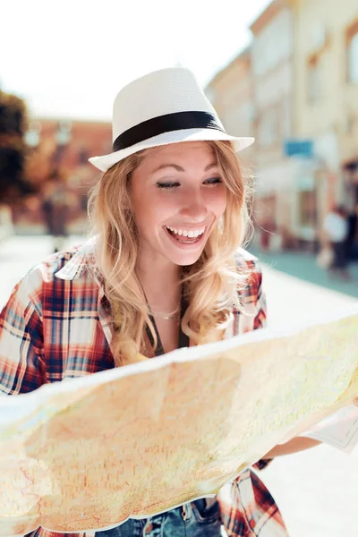 Vrouwelijke toerist met kaart — Stockfoto