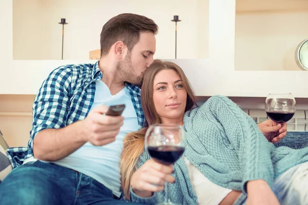 自宅でワインを飲むカップル — ストック写真
