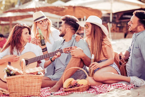 Grupo de personas divirtiéndose en la playa — Foto de Stock