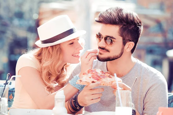 Pareja relajándose en la cafetería — Foto de Stock