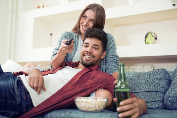 Coppia innamorata godendo del tempo libero — Foto Stock