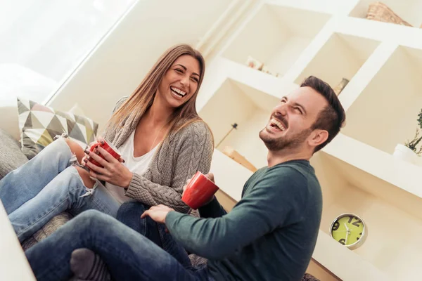 Pasangan santai di rumah dengan kopi — Stok Foto