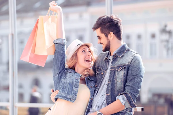 Pareja con bolsas de compras —  Fotos de Stock