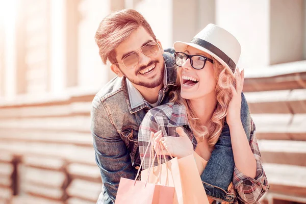 Coppia con borse shopping — Foto Stock