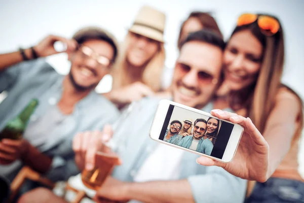 Grupp av vänner med selfie — Stockfoto