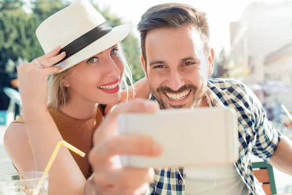 Pareja tomando selfie en café — Foto de Stock