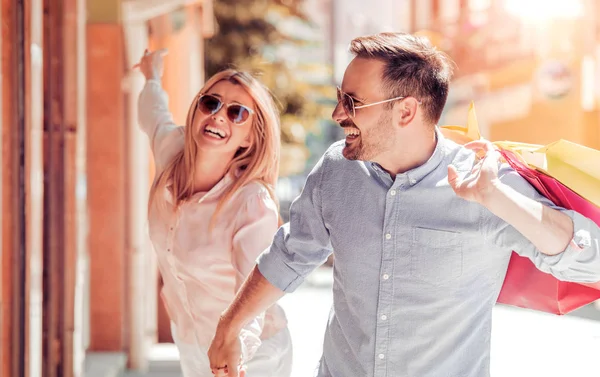 Pareja con bolsas de compras —  Fotos de Stock