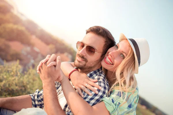 Linda pareja en el parque en el día soleado — Foto de Stock