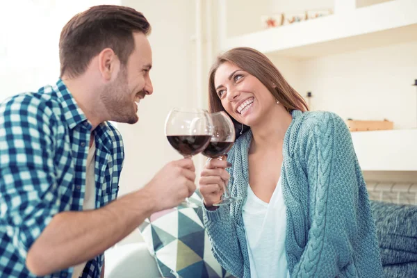 집에서 와인을 마시는 부부 — 스톡 사진